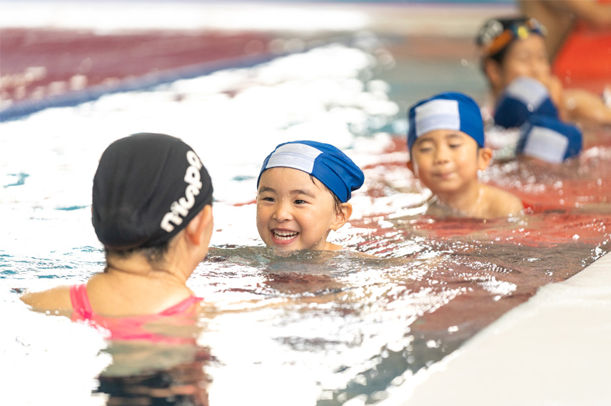 プールを泳ぐ子ども