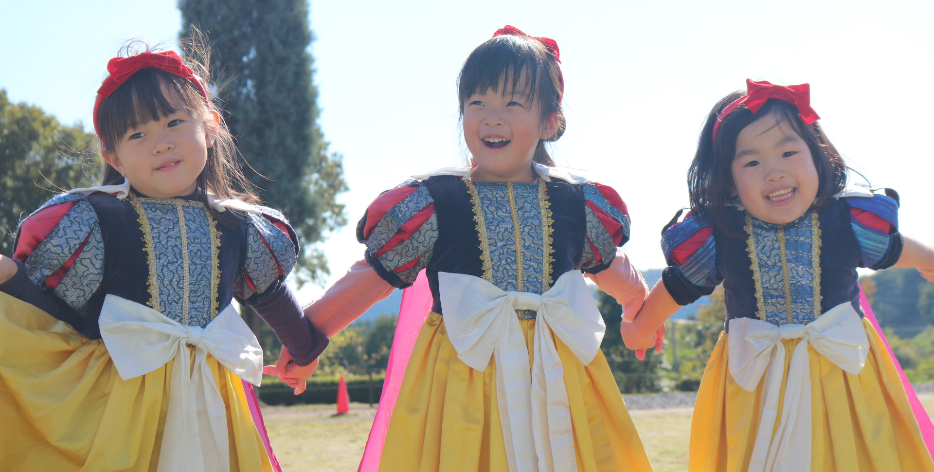 白雪姫の衣装を着た子ども