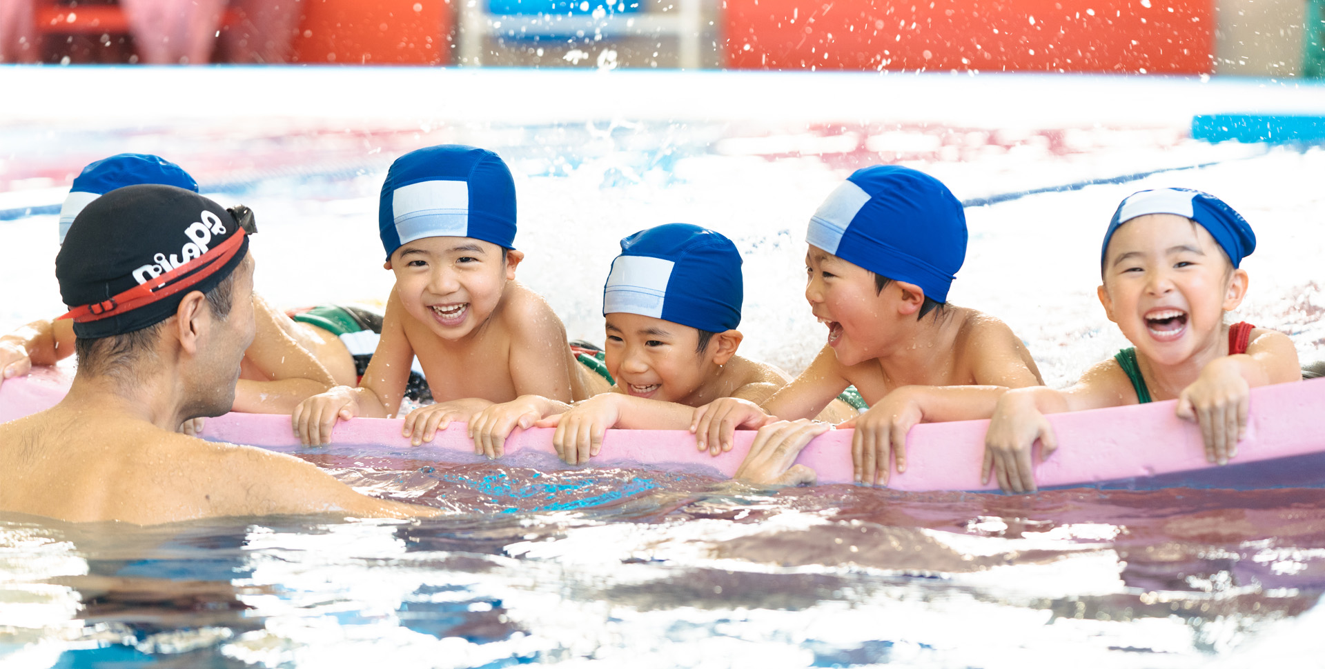 プールで泳ぐ子ども